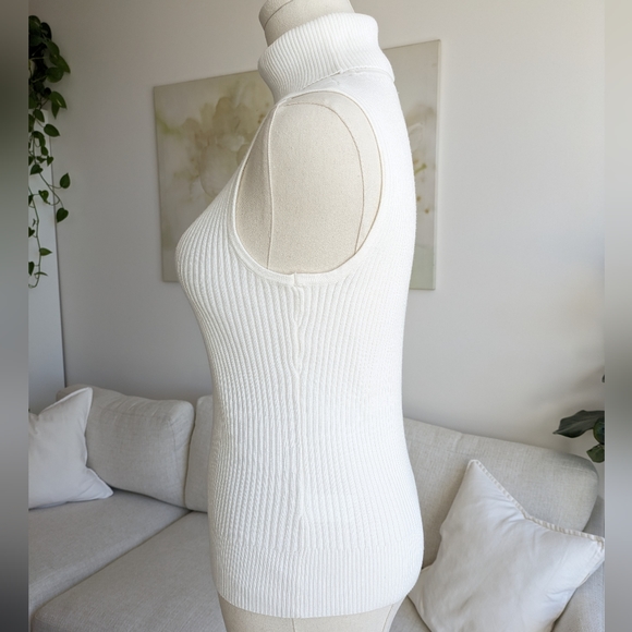 A Row Sleeveless High-Neck Top - Picture 4 of 9